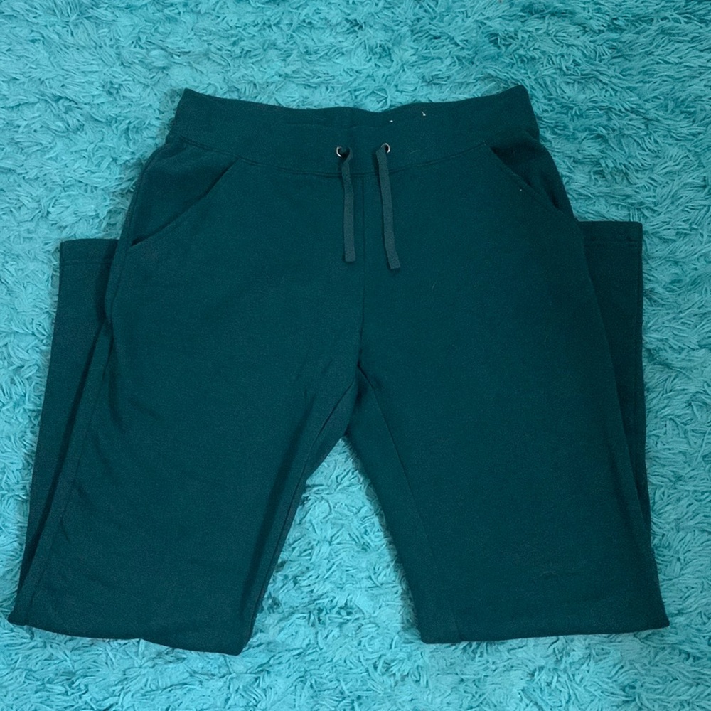 💚✅ St. John’s Bay women’s petite straight leg sweat pants.  Size-petite small.